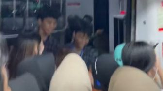 Video Viral Zombie 'Serang' LRT Jakarta, Publik: Suasananya Mirip Train to Busan