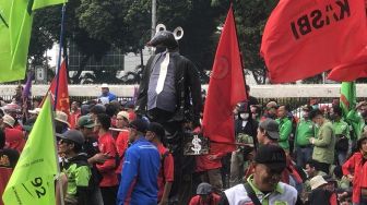 Temui Massa Buruh di Depan Gedung DPR, Senator Bakal Minta Ketua DPD Surati Presiden untuk Cabut Omnibus Law
