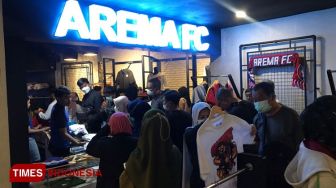 Merchandise Arema Ludes Diborong Warga Jelang Ulang Tahun ke-35