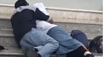 Viral Video Sepasang Remaja Berbuat Mesum di Halaman Masjid, Warganet: Miris, Masih Pakai Seragam Sekolah