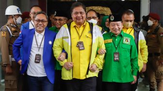 (dari kiri ke kanan) Ketua Umum Partai Amanat Nasional (PAN) Zulkifli Hasan, Ketua Umum Partai Golongan Karya (Golkar) Airlangga Hartarto dan Ketua Umum Partai Persatuan Pembangunan (PPP)  Suharso Monoarfa saling bergandengan tangan usai mendaftarkan partainya masing-masing sebagai Calon Peserta Pemilu tahun 2024 di Kantor KPU, Jakarta Pusat, Rabu (10/8/2022). [Suara.com/Alfian Winanto]