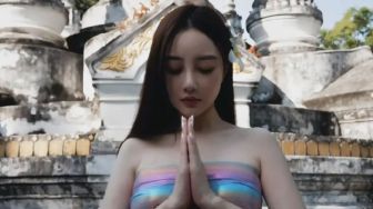Pakaiannya Terlalu Terbuka saat Mengunjungi Kuil, Li Xiaolu Tuai Kecaman