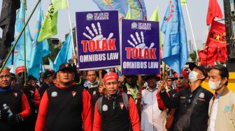 Sejumlah buruh mengikuti aksi unjuk rasa di depan gedung DPR, Jakarta Pusat, Rabu (10/8/2022). [Suara.com/Alfian Winanto]