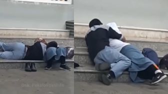 Video Viral Cewek - Cowok Berseragam SMA Bermesraan Sambil Tiduran di Tangga Masjid