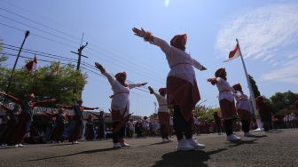 Sejumlah peserta mengikuti kegiatan senam massal menggunakan kebaya di pendopo Indramayu, Jawa Barat, Rabu (10/8/2022).  ANTARA FOTO/Dedhez Anggara