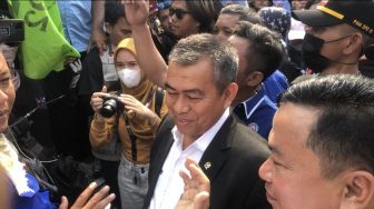 Tolak Anggota DPD RI Naik Mobil Komando, Orator Demo Buruh: Kita Tidak Butuh Lobi-lobi!