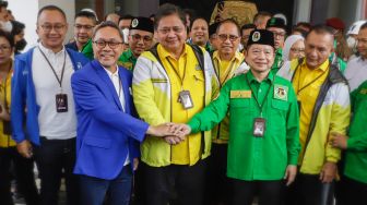 (dari kiri ke kanan) Ketua Umum Partai Amanat Nasional (PAN) Zulkifli Hasan, Ketua Umum Partai Golongan Karya (Golkar) Airlangga Hartarto dan Ketua Umum Partai Persatuan Pembangunan (PPP)  Suharso Monoarfa saling menyatukan tangan usai mendaftarkan partainya masing-masing sebagai Calon Peserta Pemilu tahun 2024 di Kantor KPU, Jakarta Pusat, Rabu (10/8/2022). [Suara.com/Alfian Winanto]