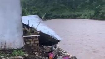 Fondasi Dapur 5 Indekos di Serui Jebol Akibat Kali Meluap