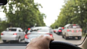 Ketahui 4 Penyebab Setir Mobil Lari ke Kiri Agar Aman Berkendara