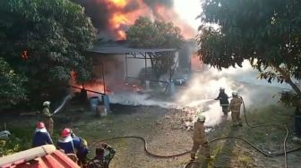 Penampakan Ganas si Jago Merah Ngamuk di Pabrik Cat Tangerang, Mengerikan!