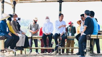 Minta Petani di Boyolali Rawat Kelapa Genjah, Jokowi: Nanti Saya Cek