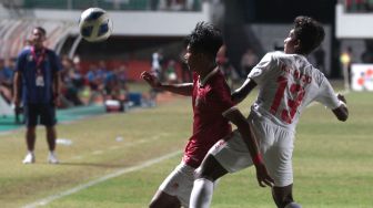 Pemain Timnas Indonesia U-16 Arkhan Kaka Putra Purwanto (kiri) berebut bola dengan pemain Timnas Myanmar U-16 Khon Cho Hto (kedua kiri) saat laga AFF U-16 2022 di Stadion Maguwoharjo, Depok, Sleman, D.I Yogyakarta, Rabu (10/8/2022). ANTARA FOTO/Andreas Fitri Atmoko