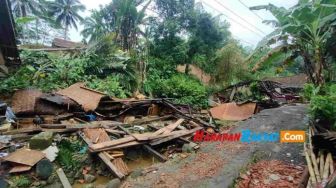 Enam Rumah di Tasikmalaya Ambruk Akibat Longsor yang Terjadi usai Hujan Deras