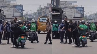 Kawal Presiden Jokowi, Aksi Paspampres Naik Ojek Jadi Sorotan Warganet: Bukan Sembarang Ojol