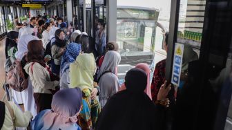 Penumpang menunggu kedatangan bus TransJakarta di Halte CSW, Jakarta Selatan, Kamis (11/8/2022). [Suara.com/Alfian Winanto]