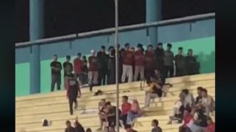 Video Viral Suporter Timnas Indonesia Salat Berjamaah di Stadion, Warganet: Ya Allah Terharu