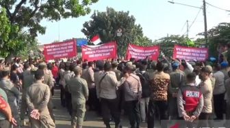 Tolak Penggusuran Tempat Hiburan Malam, Ratusan Orang Blokade Jalan di Cakung