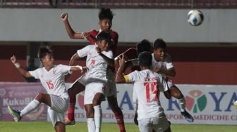 Pemain Timnas Indonesia U-16 Arkhan Kaka Putra Purwanto (kedua kiri) melesatkan bola ke arah gawang Timnas Myanmar U-16 saat laga AFF U-16 2022 di Stadion Maguwoharjo, Depok, Sleman, D.I Yogyakarta, Rabu (10/8/2022). ANTARA FOTO/Andreas Fitri Atmoko