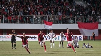 Pemain Timnas Indonesia U-16 melakukan selebrasi seusai mengalahkan Timnas Myanmar U-16 saat laga semi final AFF U-16 2022 di Stadion Maguwoharjo, Depok, Sleman, D.I Yogyakarta, Rabu (10/8/2022).  ANTARA FOTO/Andreas Fitri Atmoko
