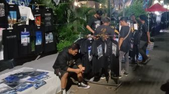 Pedagang Merchandise Panen Besar di Konser Dream Theater di Solo, Dagangan Ludes dan Raih Jutaan Rupiah