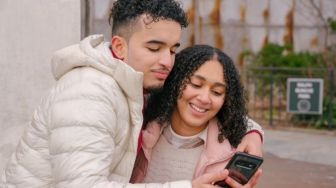 3 Hal yang Perlu Kamu Perbaiki Sebelum Mencari Pasangan di Media Sosial