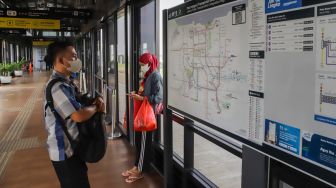 Penumpang menunggu kedatangan bus TransJakarta di Halte CSW, Jakarta Selatan, Kamis (11/8/2022). [Suara.com/Alfian Winanto]