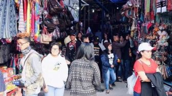 Pasar Tomok, Lokasi Berburu Souvenir di Samosir