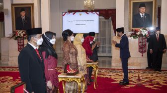 Presiden Joko Widodo (kedua kanan) mengucapkan selamat kepada penerima dan perwakilan penerima Penganugerahan Tanda Kehormatan Republik Indonesia di Istana Negara, Jakarta, Jumat (12/8/2022). ANTARA FOTO/Sigid Kurniawan
