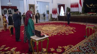 Presiden Joko Widodo (kedua kanan) memimpin jalannya Penganugerahan Tanda Kehormatan Republik Indonesia di Istana Negara, Jakarta, Jumat (12/8/2022).  ANTARA FOTO/Sigid Kurniawan
