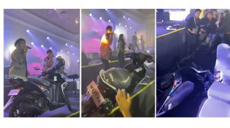 Konser Musik Berujung Petaka, Unit Display Yamaha Mio Ambruk dari Atas Panggung Gegara Kena Senggol Penyanyi