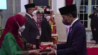 Sastrawan Ajip Rosidi Dianugerahi Bintang Mahaputera Pratama Oleh Presiden Joko Widodo
