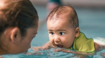 Para Ibu Harus Tahu, Ini 8 Manfaat Luar Biasa Berenang untuk Bayi