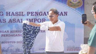 Mendag Zulkifli Hasan Musnahkan 750 Bal Pakaian Bekas Senilai Rp 8,5 Miliar