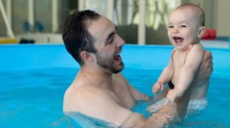 Wajarkah Bayi Sudah Diajarkan Berenang? Dokter Anak Sebut Amannya Tunggu Usia 6 Bulan
