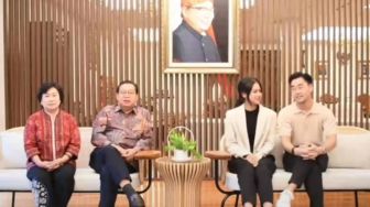 Dubes Indonesia untuk Korsel Sambut Maudy Ayunda, Netizen Salfok Tatapan Sang Suami