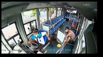 Viral Video Emak-emak Nekat Coba Rebut Tas Sopir Bus, Netizen: Turunin di Kantor Polisi Pak!
