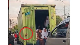 Viral Mobil Box Berisi Puluhan Anak Sekolah Jadi Sorotan, Publik Salfok dengan Tangan Seorang Siswi
