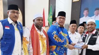Pemprov Papua Serahkan 520 Kitab Suci Alquran Kepada Jemaah Haji