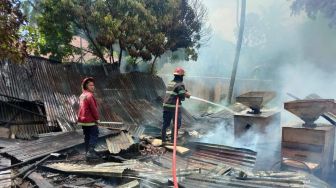 Gudang Karung di Padang Ludes Terbakar Gara-gara Api Tumpukan Sampah, Kerugian Ratusan Juta