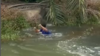 Cowok Ini Berenang di Sungai, Biawak Lari Terbirit-birit, Publik: Celana Dalamnya Gak Pernah Dicuci