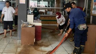 Hujan Deras, Puskesmas dan Masjid Rawabuntu Tangsel Terendam Banjir dan Lumpur
