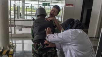 Aktor beraksi menakuti penumpang sarana transportasi Lintas Raya Terpadu (LRT) Jakarta pada wahana zombie "Train to Apocalypse" di Stasiun LRT, Jakarta, Jumat (12/8/2022).  ANTARA FOTO/Muhammad Adimaja