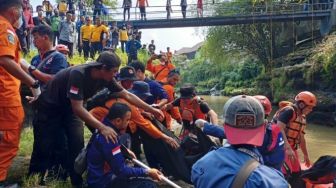 Jasad Bocah yang Tenggelam di Sungai Ciliwung Ditemukan Tewas
