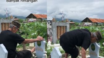 Video Viral Kakek Curhat ke Nisan Makam Istrinya, Bukti Cinta Mati Itu Masih Ada