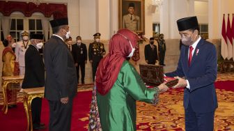 Presiden Joko Widodo (kanan) menyerahkan Tanda Kehormatan Bintang Mahaputera Pratama kepada ahli waris Alm Ajip Rosidi di Istana Negara, Jakarta, Jumat (12/8/2022). ANTARA FOTO/Sigid Kurniawan
