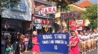 Viral, Gerak Jalan di Buleleng, Siswa SMA Ini Pakai Kostum Bayi Bebas Stunting