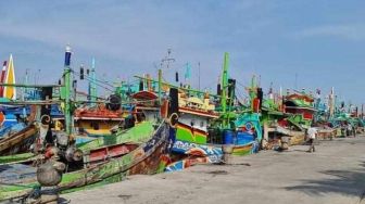 Kelangkaan Solar Subsidi di Lamongan, Ratusan Kapal Nelayan Berhenti Melaut