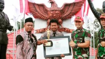 Bangun Patung Soekarno dan Jokowi dengan Uang Ratusan Juta, Warga Dharmasraya Dapat Penghargaan Dandim