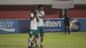 PPemain Timnas Indonesia U-16 Muhammad Kafiatur Rizky (kanan) berusaha menerobos pertahanan Timnas Vietnam U-16 saat laga final AFF U-16 2022 di Stadion Maguwoharjo, Depok, Sleman, D.I Yogyakarta, Jumat (12/8/2022). [ANTARA FOTO/Andreas Fitri Atmoko/rwa]