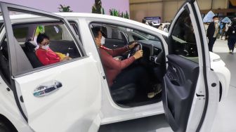 Pengunjung melihat kendaraan yang dipamerkan dalam gelaran GAIKINDO Indonesia International Auto Show (GIIAS) 2022 di Indonesia Convention Exhibition (ICE) BSD, Serpong, Tangerang, Banten, Sabtu (13/8/2022). [Suara.com/Alfian Winanto]